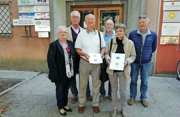 Predstavniki obeh organizacij z listino o pobratenju.