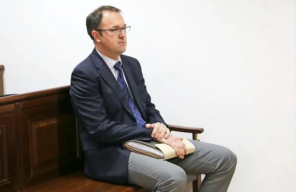 Pulmolog Damjan Birtič očitkov iz obtožnice ne priznava, saj meni, 
da je pacienta Petrovića zdravil skladno z doktrino.