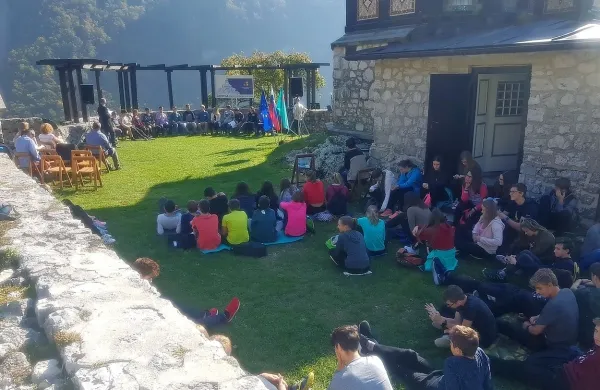 Mladina spo&scaron;tuje sobivanje