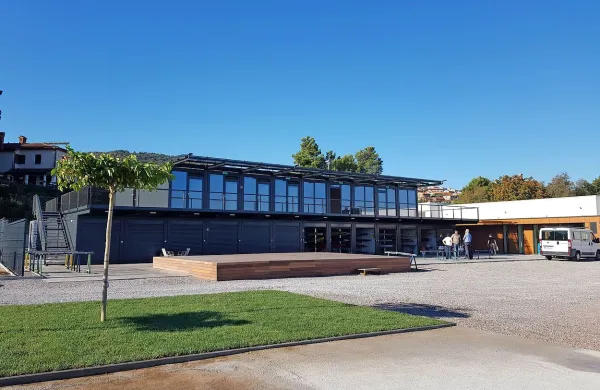 Center vodnih športov so zasnovali kot kompleks 43 montažnih 
zabojnikov. 