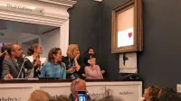 Premišljena poteza: Banksy je  razrezal samo spodnjo polovico Deklice z balonom - in ustvaril  moderno umetnino.   