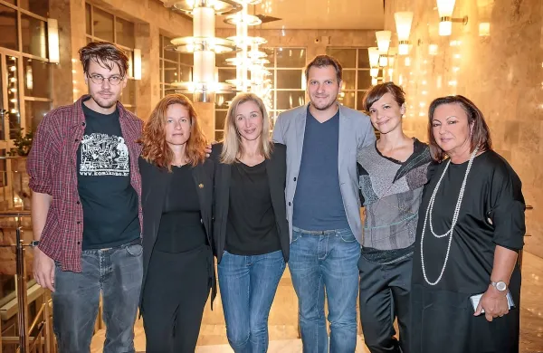 Po premieri Človeškega glasu so se objeli (z leve) scenograf Matej Stupica, avtorica glasbe Polona 
Janežič, igralka Helena Peršuh, umetniški vodja gledališča Marko Bratuš, tokrat tudi v vlogi 
prevajalca in dramaturga, režiserka Ajda Valcl in direktorica  gledališča Maja Jerman Bratec. 

