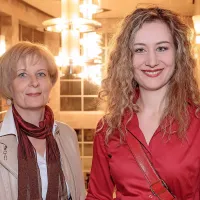 Mlada  čembalistka Eva Dolinšek, ki bo v četrtek z violistom 
Kristijanom Dražilom nastopila na koncertu v ljubljanskih Križankah, si je predstavo ogledala v družbi matere Mojce. 

