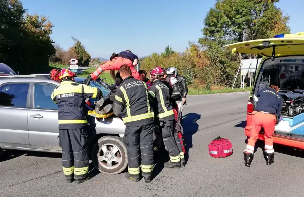 Motorist obležal na avtu