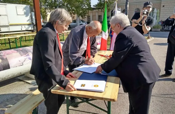 Listino sta podpisala častni predsednik novogoriške ZB NOV 
Vladimir Krpan in predsednica goriške enote ANPI Anna Di 
Gianantonio.  
