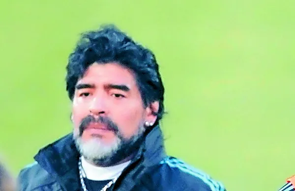 Legenda argentinskega nogometa Diego Armando Maradona se je 
spravil nad rojaka Lionela Messija.