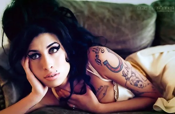 Oboževalci leta 2011 preminule britanske pevke Amy Winehouse 
bodo lahko prihodnje leto v sklopu svetovne turneje videli njen 
hologram.