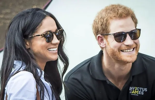 Soproga britanskega princa Harryja Meghan je noseča, rodila bo 
spomladi, so danes sporočili iz Kensingtonske palače.