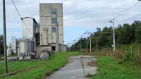 V sklopu širitve cone v Neverkah nameravajo urediti tudi nakladalno-razkladalno rampo na tiru pri silosih in tja preseliti 
hrupno pretovarjanje odpadnega železa iz središča Pivke. 