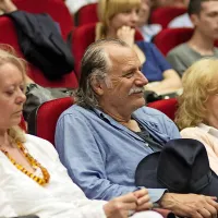 Sedmino si je Milena Dravić (desno) pred šestimi leti v izolskem Art 
kinu Odeon vnovič ogledala kot   gostja filmskega festivala Kino 
Otok in spomine na snemanje obujala v družbi soigralcev Snežane 
Nikšić in Radeta Šerbedžije.