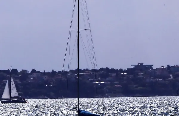 Jadralska sobota se je za italijanske jadralce končala z zlomljenim 
jamborom (fotografija je simbolična). 