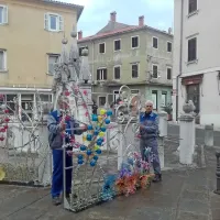 Danes so delavci odstranili sporne lučke z vodnjaka Da Ponte.