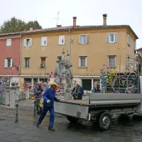 Cvetlične lučke so po nekaj dneh sneli z vodnjaka Da Ponte