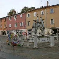 Cvetlične lučke so po nekaj dneh sneli z vodnjaka Da Ponte