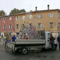 Cvetlične lučke so po nekaj dneh sneli z vodnjaka Da Ponte