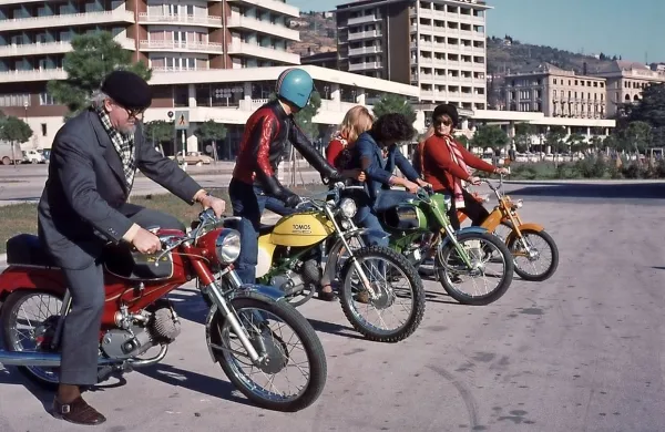 Tomos je s svojimi modeli  motorjev dosegel prepoznavnost tudi na 
dirkalnih stezah in v tujini. 