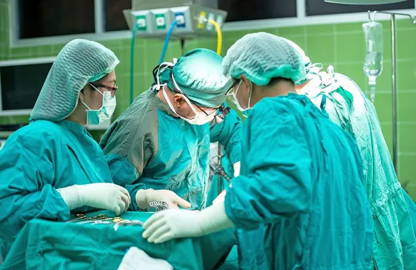 V Sloveniji opravijo vsako leto več kot sto presaditev organov, kar še zdaleč ne zadošča  množici  težko bolnih, ki čakajo na takšne posege. 

