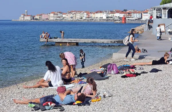 Konec minulega tedna so mnogi ob morju lovili sončne žarke, 
marsikdo pa je tudi zaplaval.