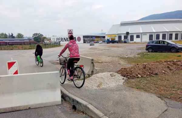 Betonske klade očitno niso bile dovolj, občina je nasula še zemljo 
in gramoz. Invalidi pa opozarjajo, da zaradi zaprtega dostopa zdaj 
z južne strani ne morejo do nakupovalnega centra. 