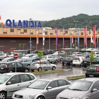 Neznanec je v trgovini zažgal nogavice