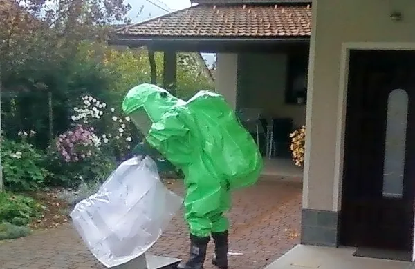 Gasilci so prah varovali še pred dežjem. 