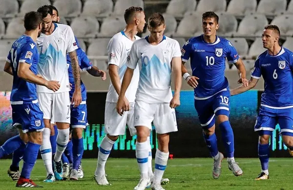 Slovenski nogometaši (v belem) so po septembrskem porazu 1:2 
na  Cipru igrišče zapustili sklonjenih glav. Kako bo danes?