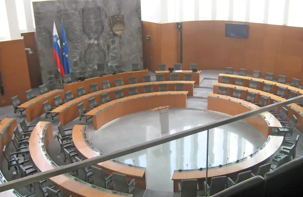 Po prenehanju mandata imajo  nekdanji poslanci in nekateri drugi 
funkcionarji pravico do nadomestila v višini 80 odstotkov zadnje 
plače, in sicer največ pol leta.