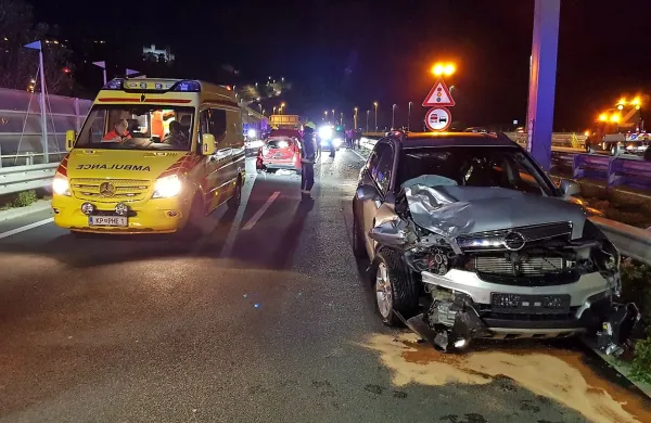 S sprednjim desnim delom  sivega opla je voznik silovito trčil v avto 
počasnejše voznice.