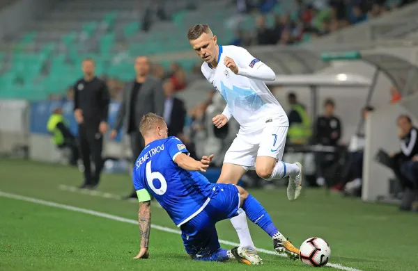 Josip Iličić (v belem), ki je bil med najnevarnejšimi slovenskimi 
nogometaši, je bil tik pred koncem izključen.  