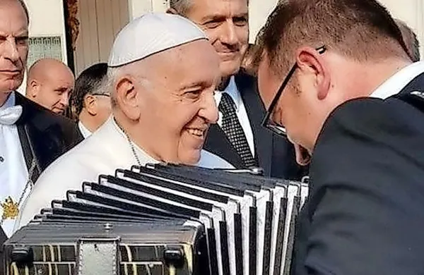 Včeraj so v italijanski oddaji Le Iene razkrinkali patra iz goriškega 
območja, ki je izkoristil duševno in finančno stisko 42-letne 
krajanke in jo večkrat spolno nadlegoval.