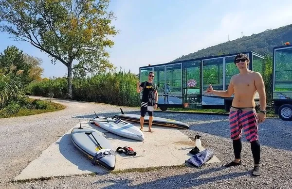 Mitja Štrajhar (desno), v ozadju Miha Vivoda na cilju v Sečovljah