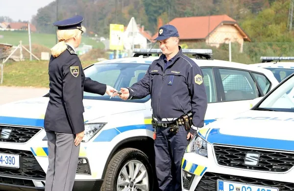 Tatjana Bobnar je včeraj policistom v uporabo predala 21 novih 
terenskih vozil seat ateca.