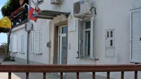 Za vrati vrtca Delfino blu v Hrvatinih se je po prepričanju tožilstva 
nekdanja vzgojiteljica znašala nad nemočnimi malčki.