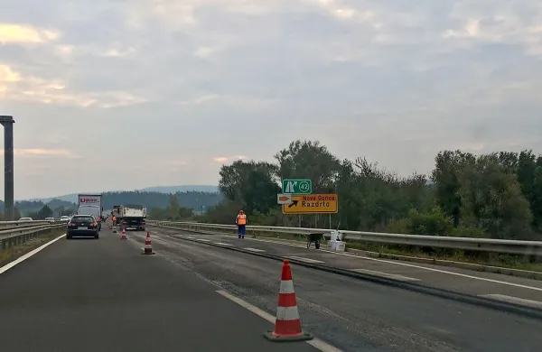 Zaradi obnavljanja dela avtoceste so v zadnjih dneh nastajali 
zastoji.