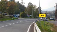 Na cesti skozi Kal vozniki zaradi opilkov, ki padajo s tovornjakov, 
pogosto preluknjajo avtomobilske pnevmatike.
