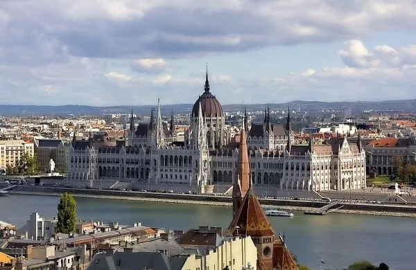 Madžarska je na Sodišču Evropske unije vložila zahtevo za 
razveljavitev odločitve Evropskega parlamenta, ki je septembra 
proti Madžarski sprožil postopek zaradi kršitve temeljnih evropskih vrednot.