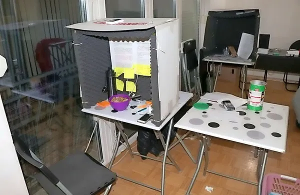 Slovenski policisti so  letos razkrili  mednarodno združbo, ki je v klicnih centrih žrtve silila v kazniva dejanja.