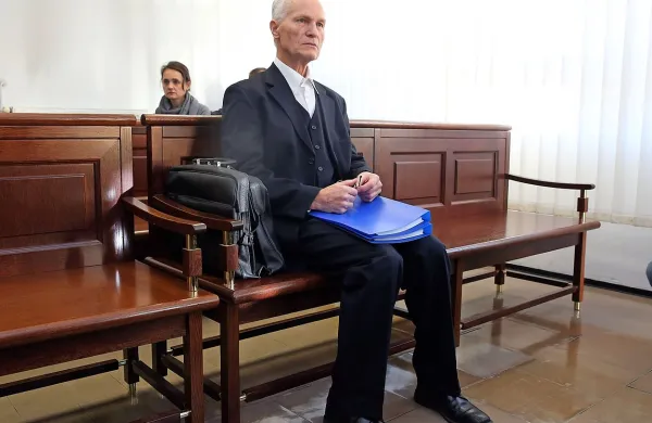 Celjsko okrožno sodišče je nekdanjega ekonoma mariborske 
nadškofije Mirka Krašovca v ponovljenem sojenju v zadevi Betnava danes oprostilo vseh obtožb.