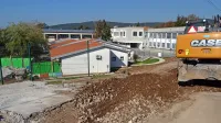 Vrtec v Hrpeljah bodo razširili in ga nadzidali ter tako pridobili 
veliko kuhinjo, dve igralnici, večnamenski prostor in zbornico za 
osebje. 