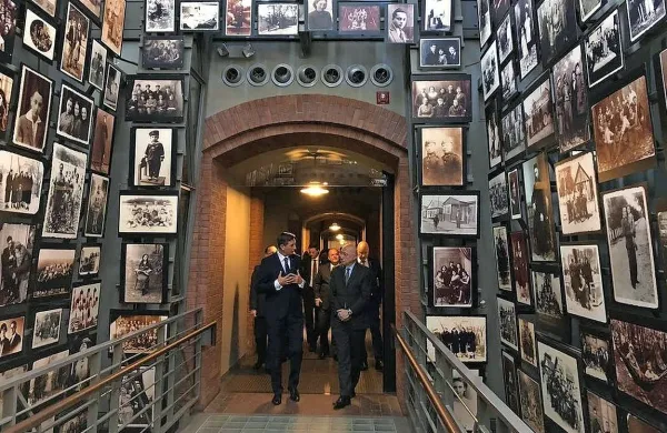 Druženje z madžarskim predsednikom v kobariškem muzeju je 
Predsednik Borut Pahor ovekovečil tudi na svojem instagram 
profilu.