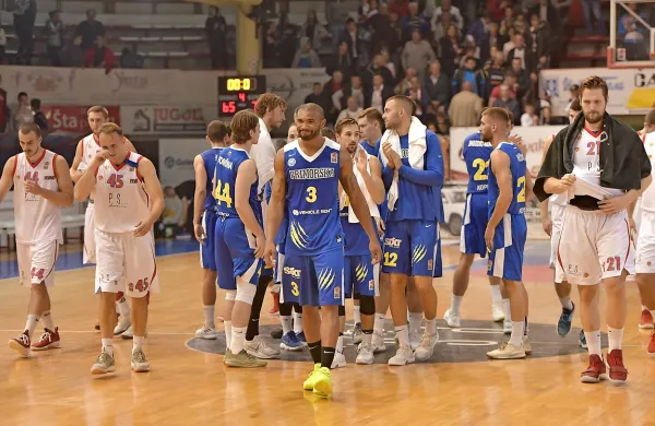 Košarkarji Primorske (v modrih dresih) so po vročem gostovanju v 
Čačku še neporaženi v regionalni ligi in v državnem prvenstvu.