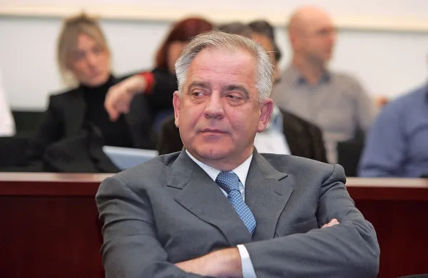 Zagrebško županijsko sodišče je danes nekdanjega hrvaškega 
premierja in predsednika HDZ Iva Sanaderja obsodilo na dve leti in 
pol zapora zaradi vojnega dobičkarstva v primeru Hypo.