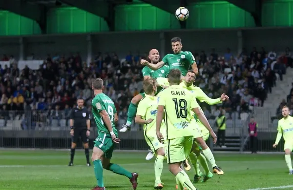 Nogometaši Kopra (v rumenih dresih) so v petih dneh na svoji Bonifiki doživeli dve ponižanji. V 
pokalnem tekmovanju jih je v sredo s 5:0 nadigrala Olimpija, v tretjeligaškem prvenstvu pa včeraj s 
4:2 še TKK Tolmin. 

