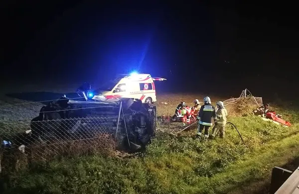Po prevračanju  je vozilo peugeot pristalo na levem boku ob 
varovalni ograji.