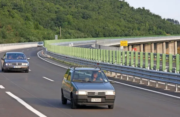Hitra cesta med razcepom Nanos in Vipavo je po današnjem 
komisijskem pregledu ponovno odprta za promet v obe smeri.