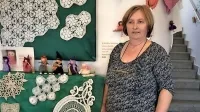 Lilijana Bolčič pred delčkom svojih umetnin.