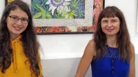  Sandra Kump Crasnich (desno) s svojim akvarelom  in hčerko   Ilario 

