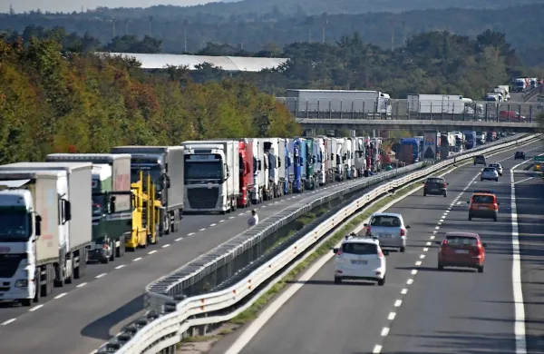Zaradi nesreče pri izvozu Zgonik so nastali dolgi  zastoji, ki so se razpotegnili vse do Gabrka na 
slovenski strani in še naprej proti notranjosti.