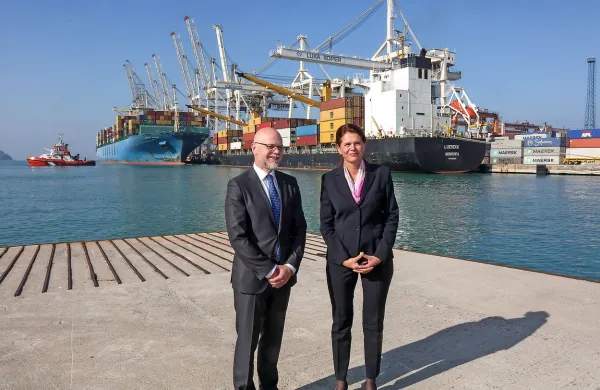 Ministrica za infrastrukturo Alenka Bratušek in predsednik uprave 
Luke Koper Dimitrij Zadel