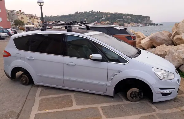 Tat je s svojim početjem povzročil tudi škodo na samem avtomobilu.